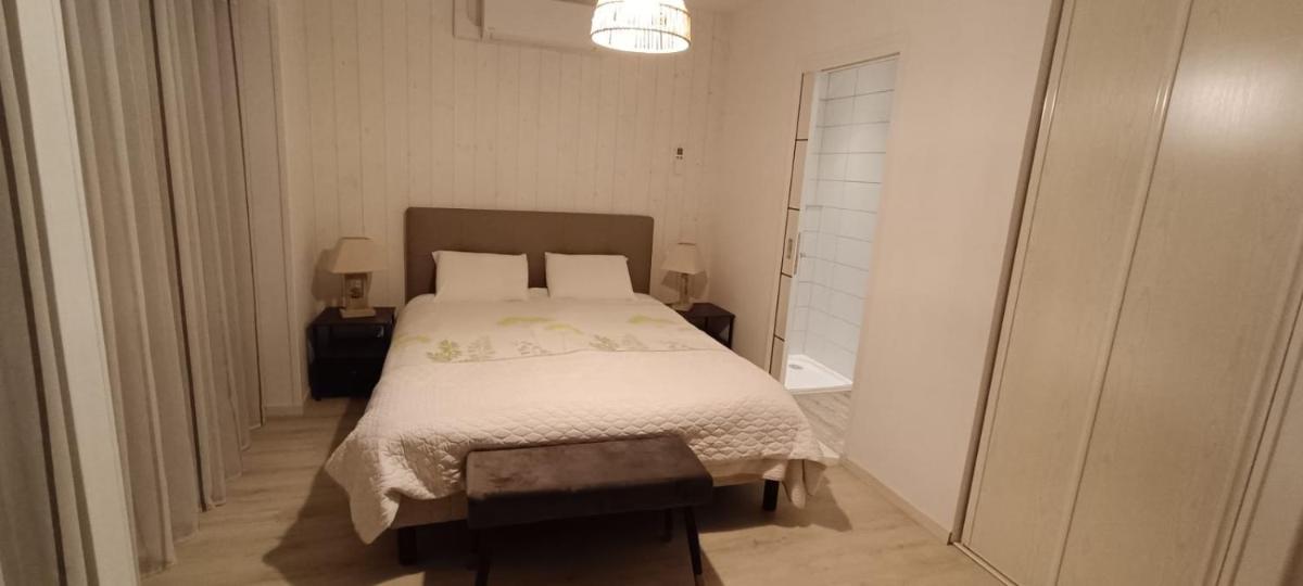 1 chambre - lit double - Avec salle de bain