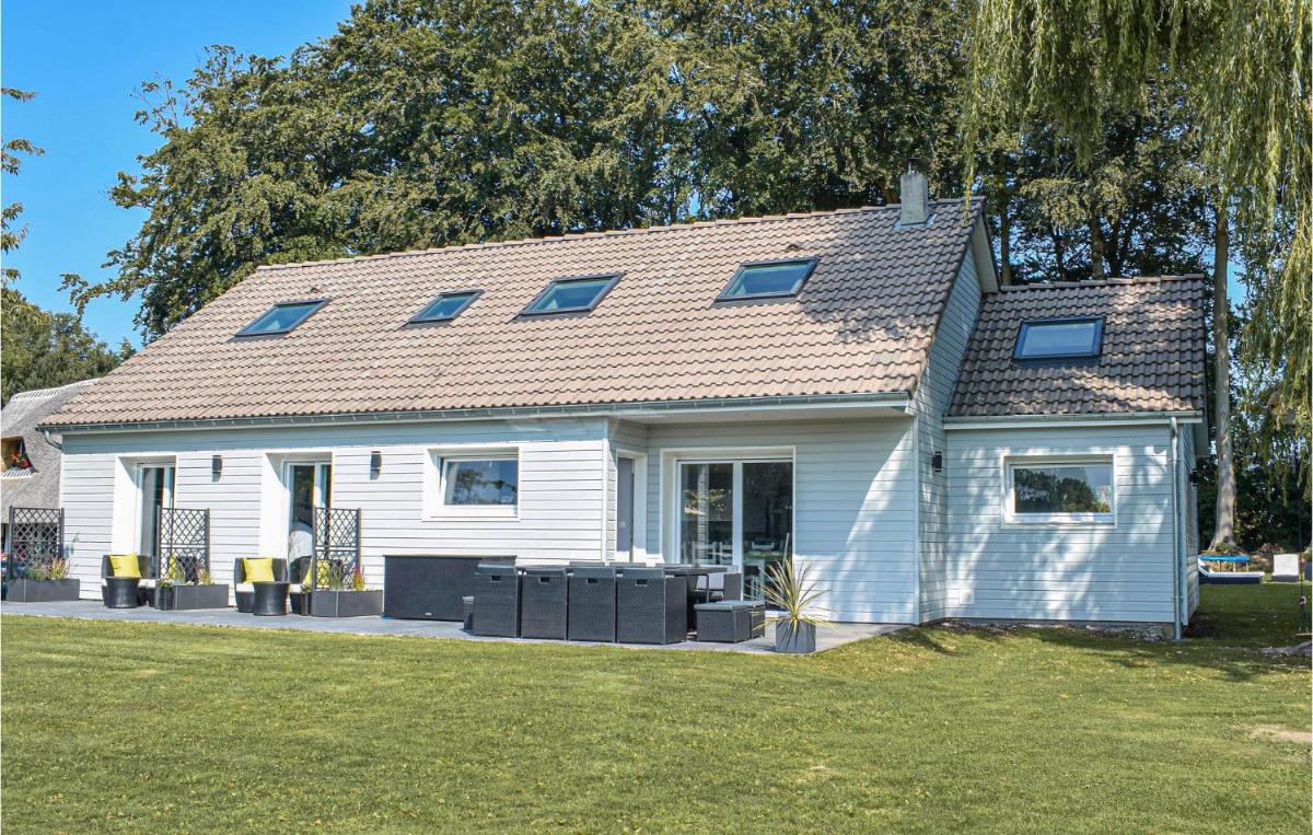 5 Bedroom Awesome Home In St-Martin-Aux-Buneaux