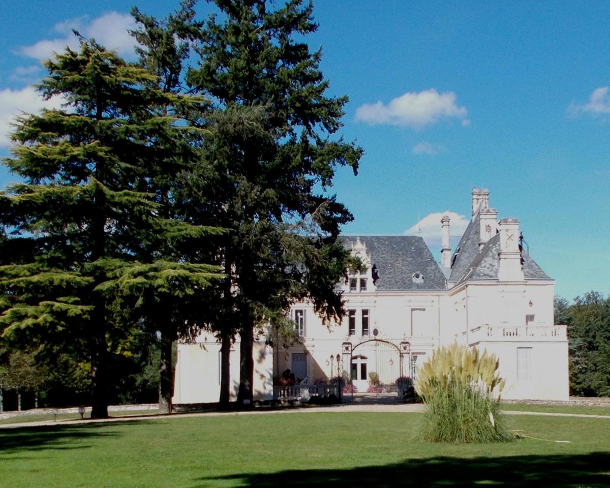 Apartment in the grounds of the Chateau & balcony
