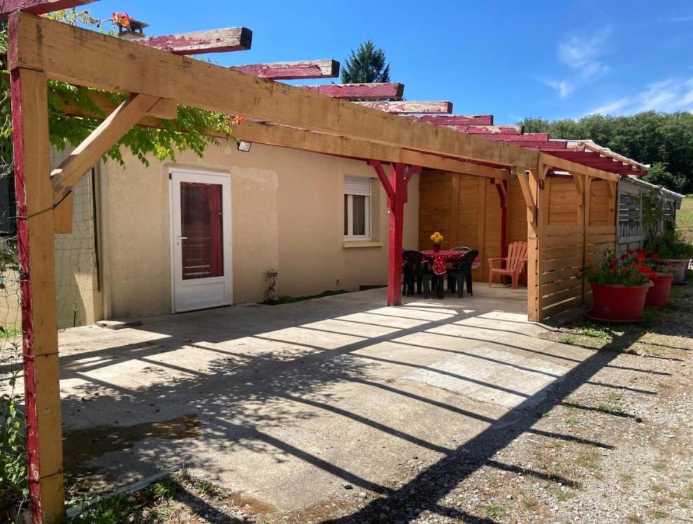 Appartement indépendant, terrasse couverte, rouge