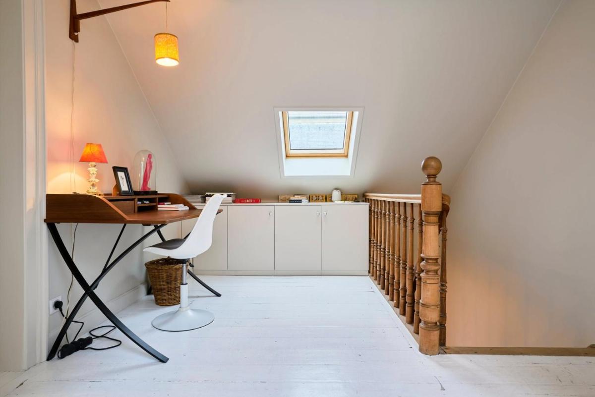 Atypical 2 bedroom apartment near train station