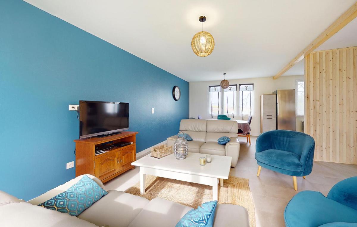 Awesome Home In Chey With Kitchen