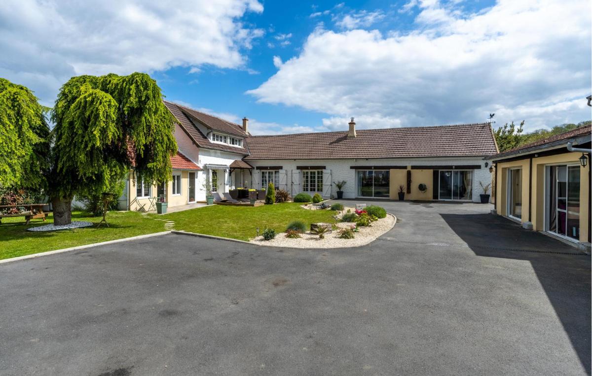 Beautiful Apartment In Amblainville With Wifi