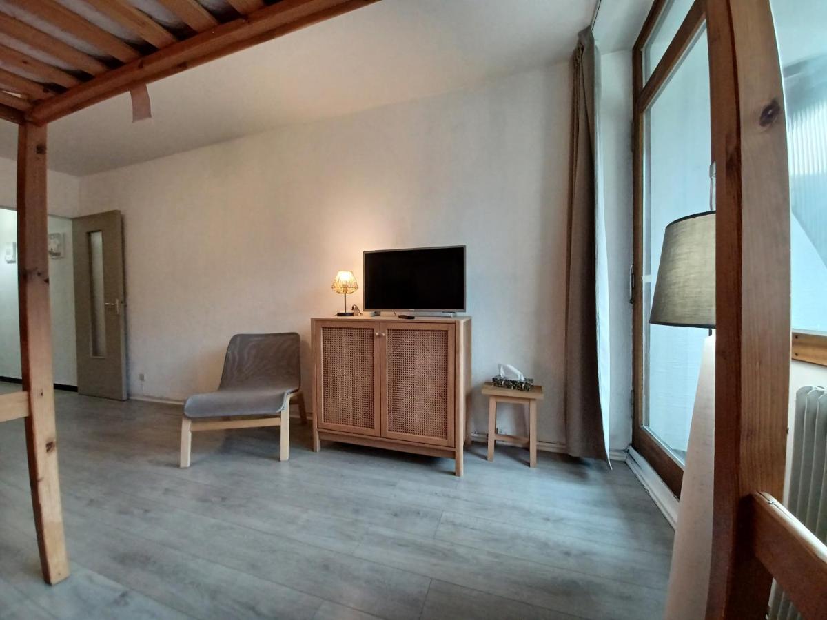 Belle Hutte 1, le 27, studio avec loggia vue piste
