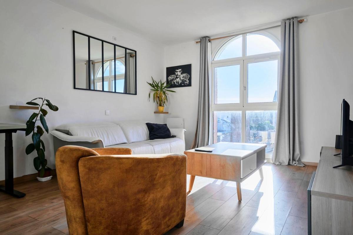 Bright apartment in hypercenter with parking