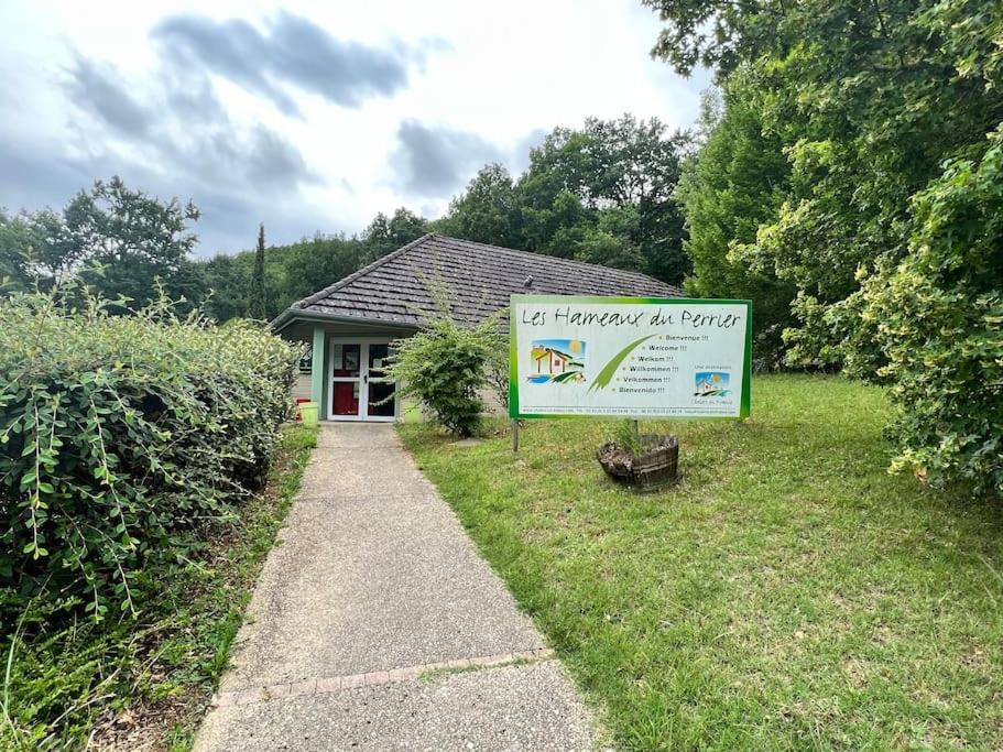 Chalet accueillant au cœur de la verdure proche de Brive