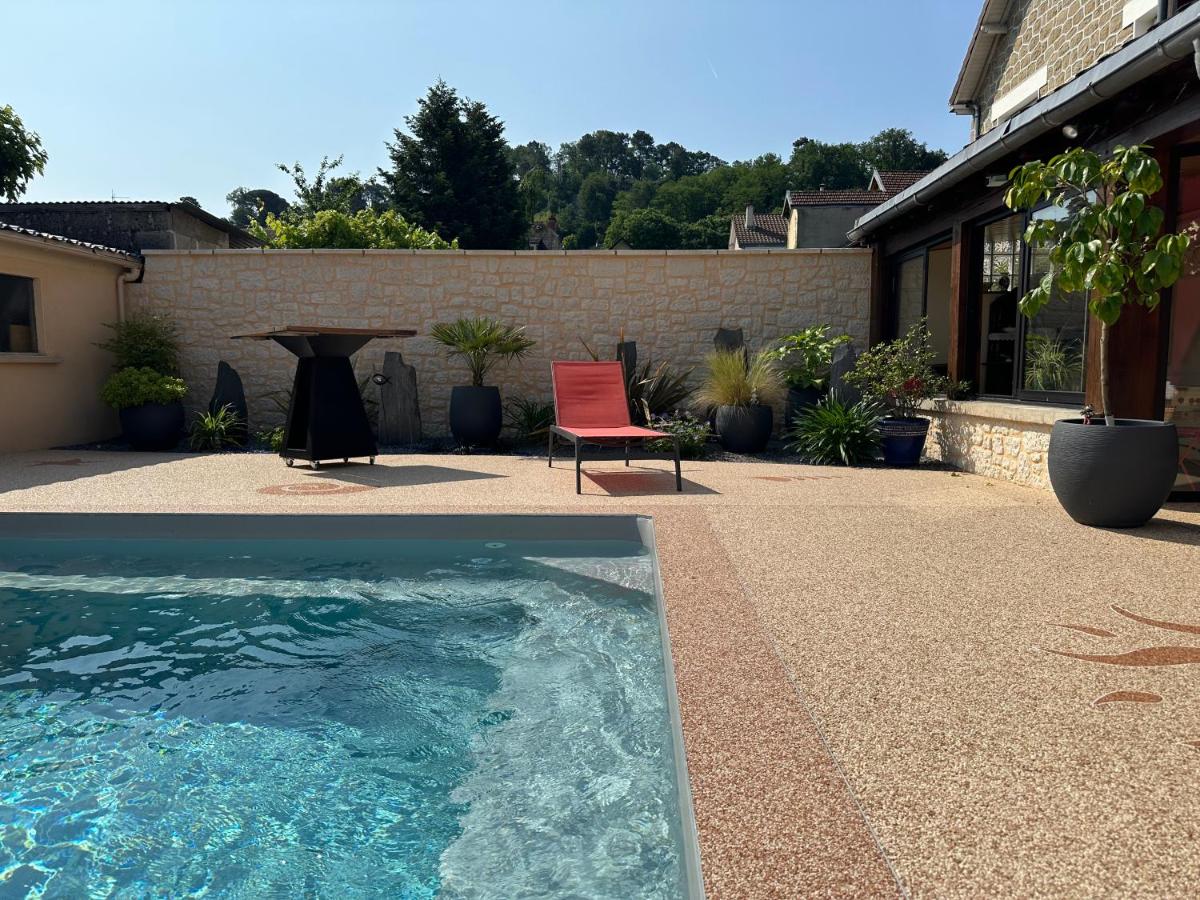 Chambre dans maison avec piscine