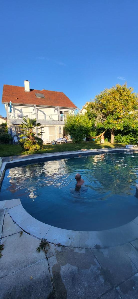 Chambre vue sur piscine, aux portes de Dijon
