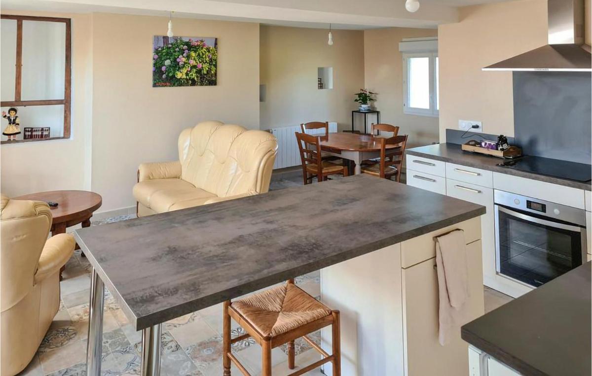Cozy Home In Saint-Vincent-La-Châtr With Wifi