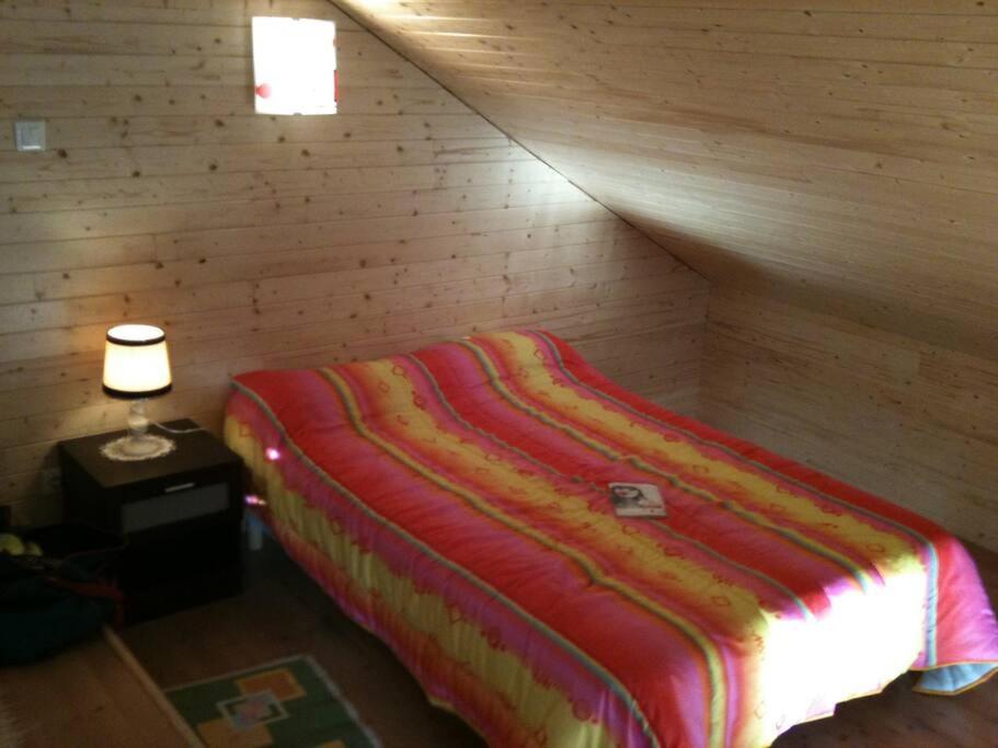Des pierres rouges en extérieur, intérieur tout bois