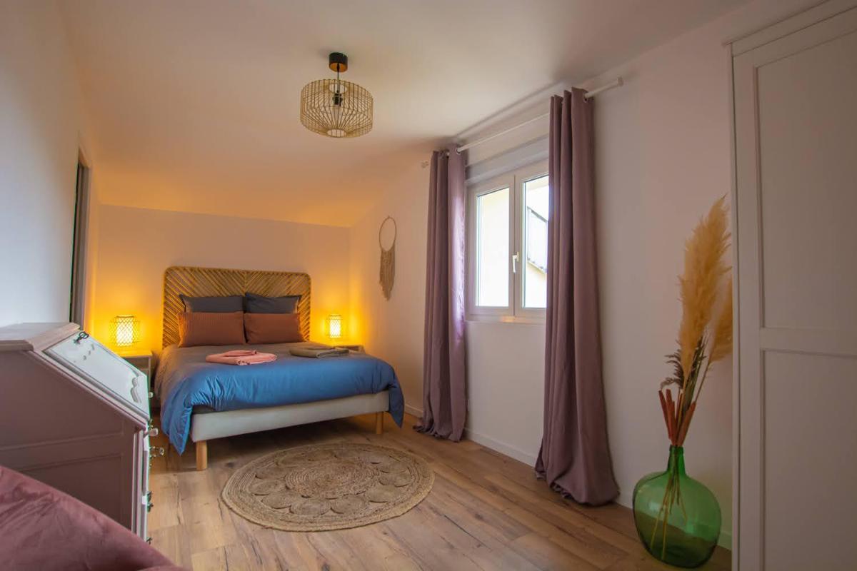 Emilie une nuit - 3 chambres au 2e étage - maison avec chats