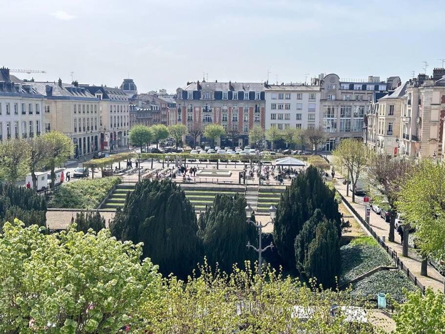 Forum Champagne grand T2 climatisé vue Cathédrale