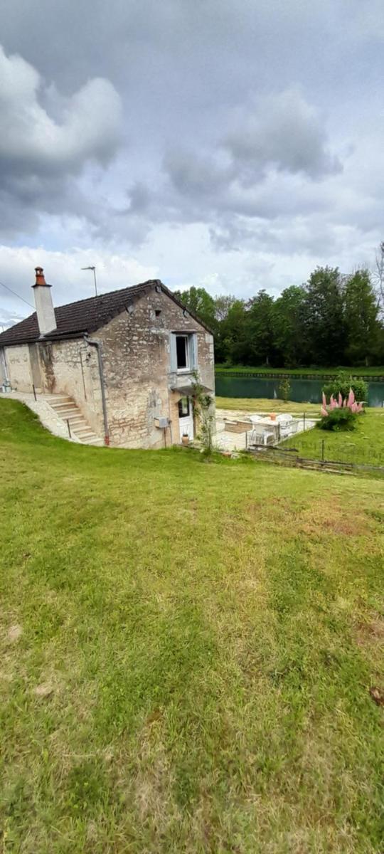 jolie maison au bord du canal