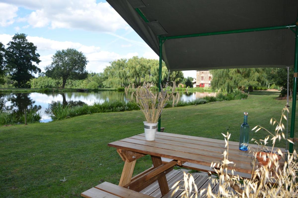 La lodge face au lac