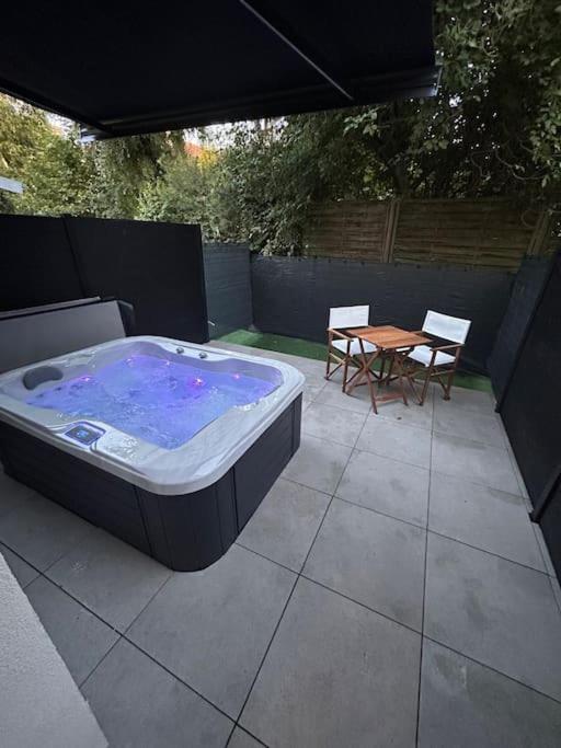 La terrasse cachée et son spa