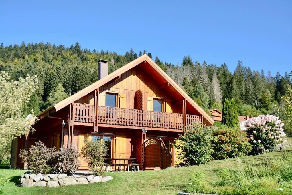 Les beaux demis-chalets de montagne