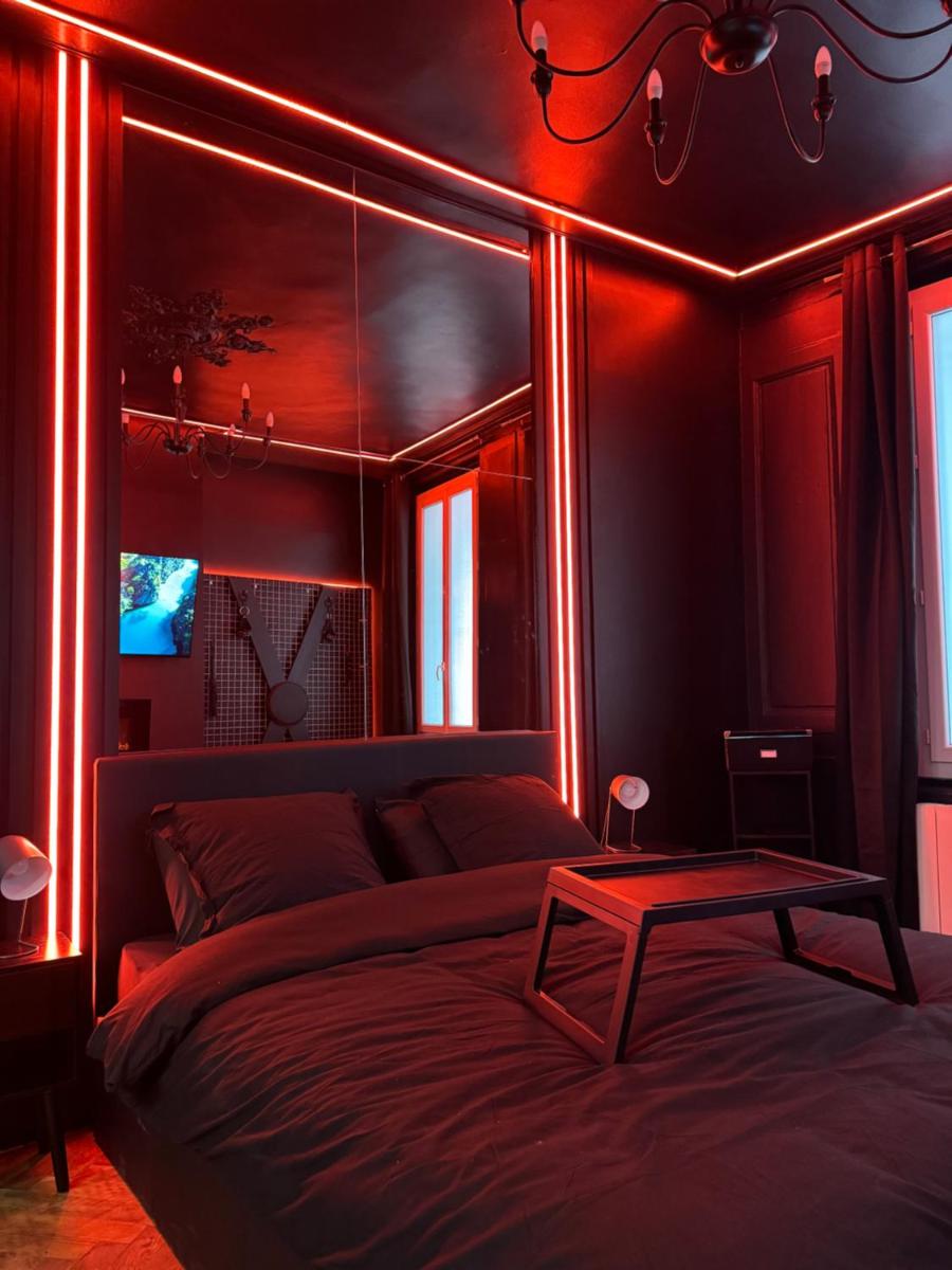 Love Room, L'interdit