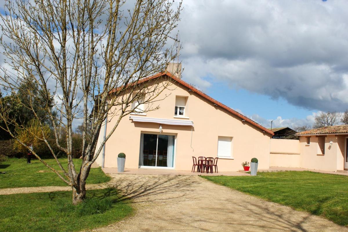 Maison chaleureuse a Vasles avec jardin prive