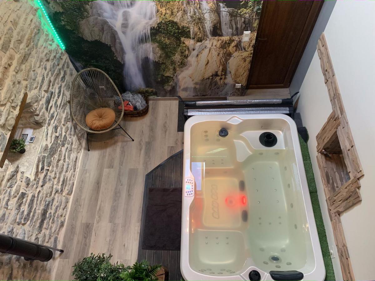 Maison chaleureuse avec jacuzzi privatif et vélos élect