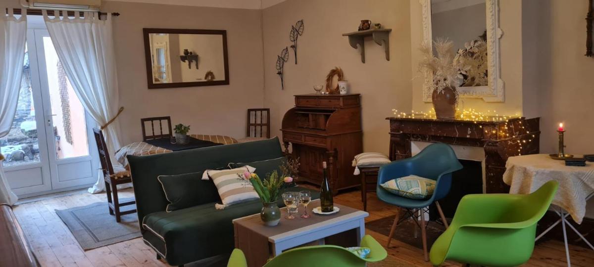 Maison charmante a Mauzun avec jardin et patio fleuri