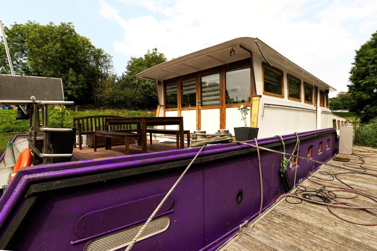 Nuit insolite à bord d'une péniche, 6 personnes