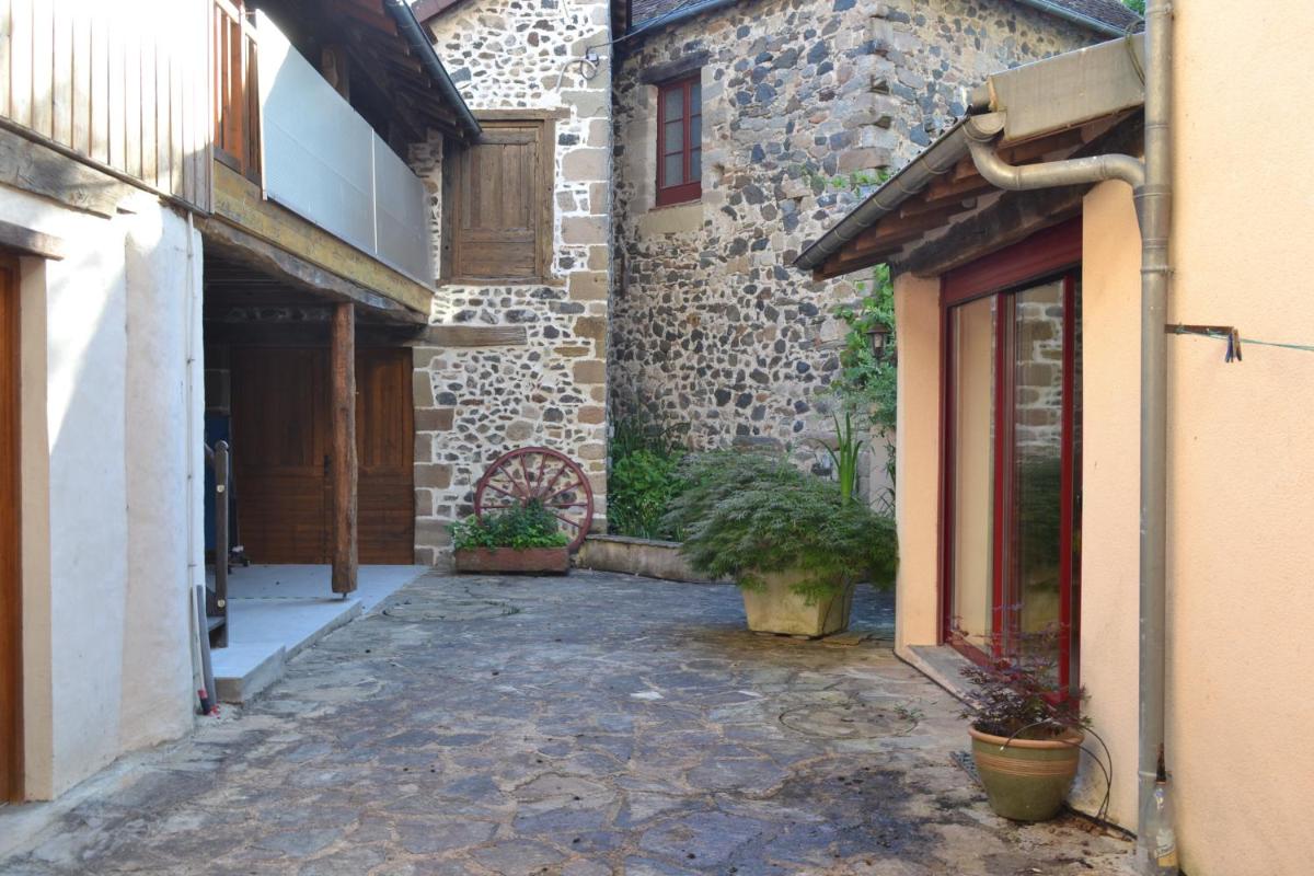 Petite maison avec cour fermée