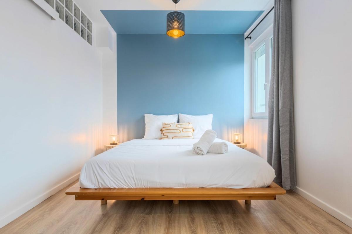Renovated 2-bedroom duplex near metro.