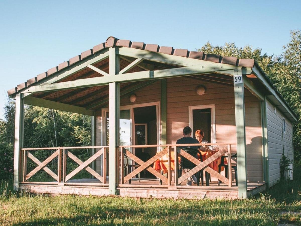 Wooden chalet on the edge of Lac de Miel