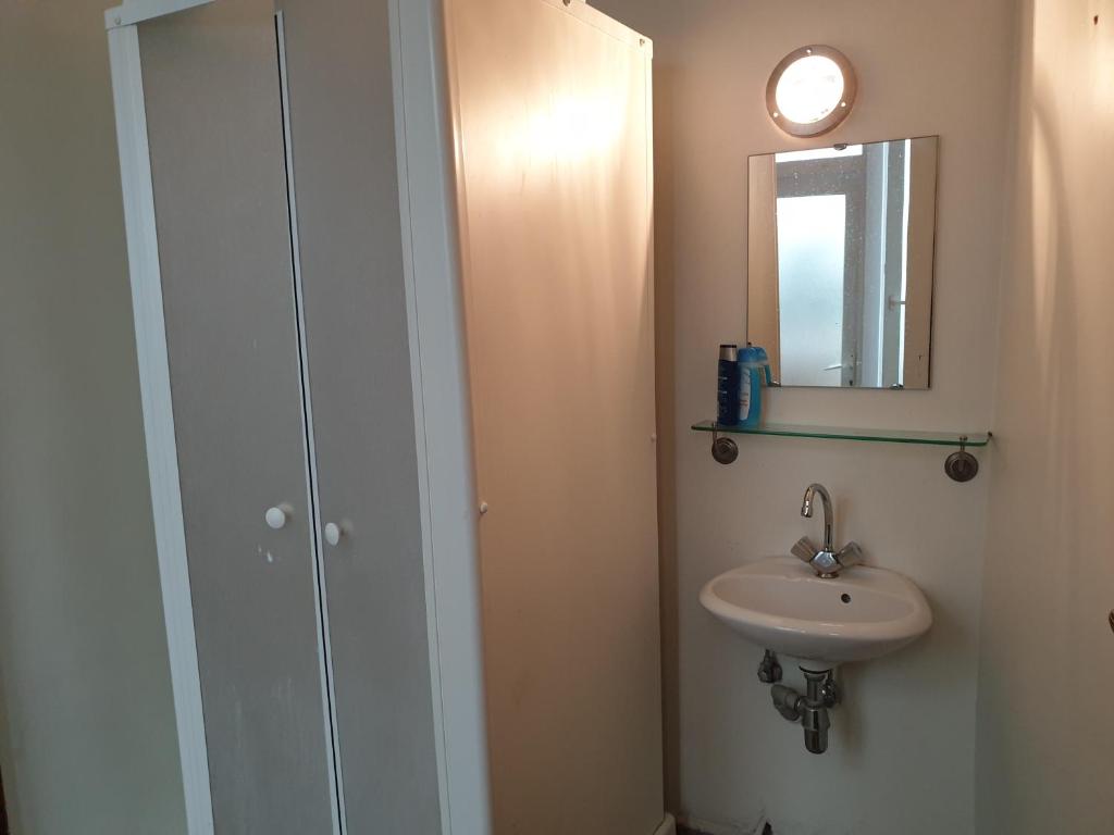 Group 2 bedroom apartment for 5