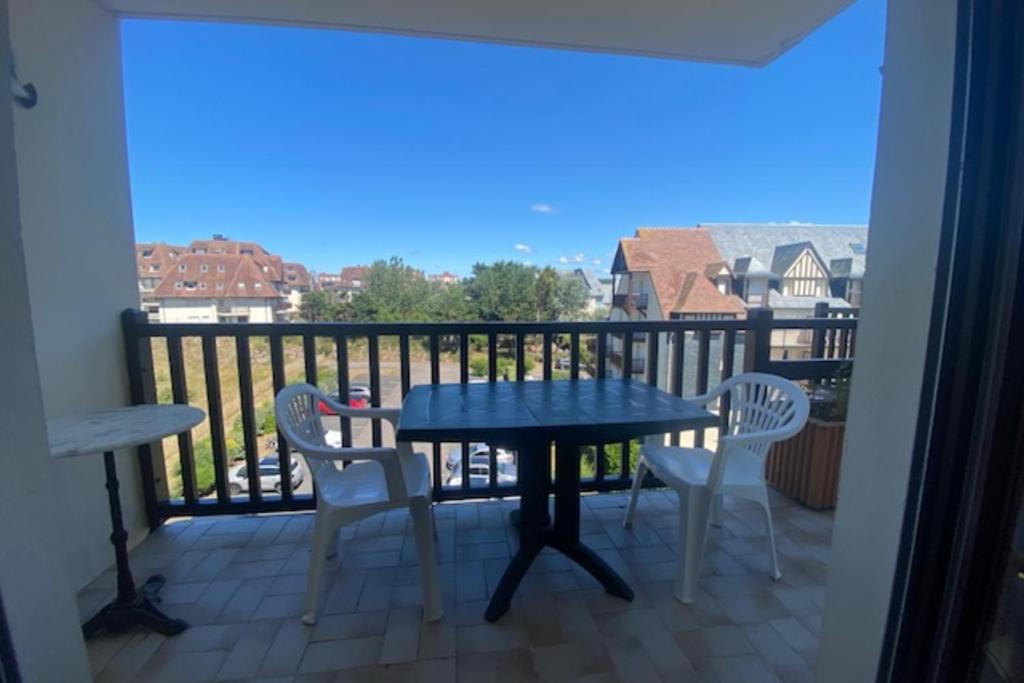 23m paisible avec balcon près de la plage !