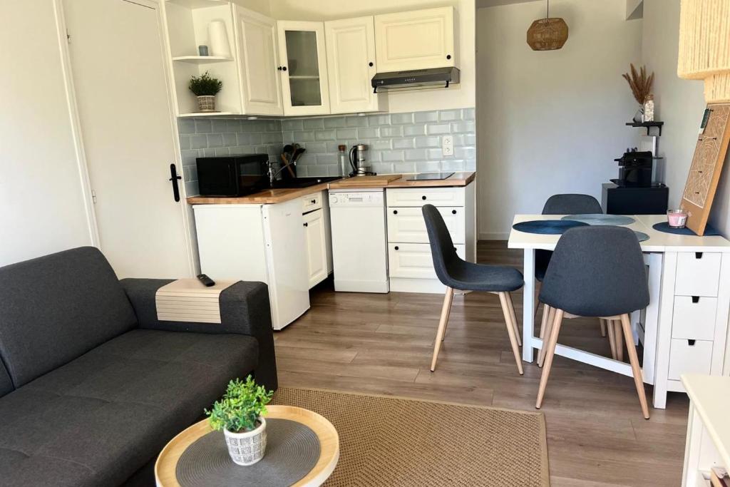 37m with terrace and garden near the sea