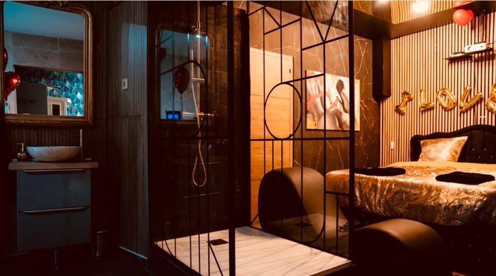 Loveroom 50 nuances de bulles jacuzzi et sauna privatif