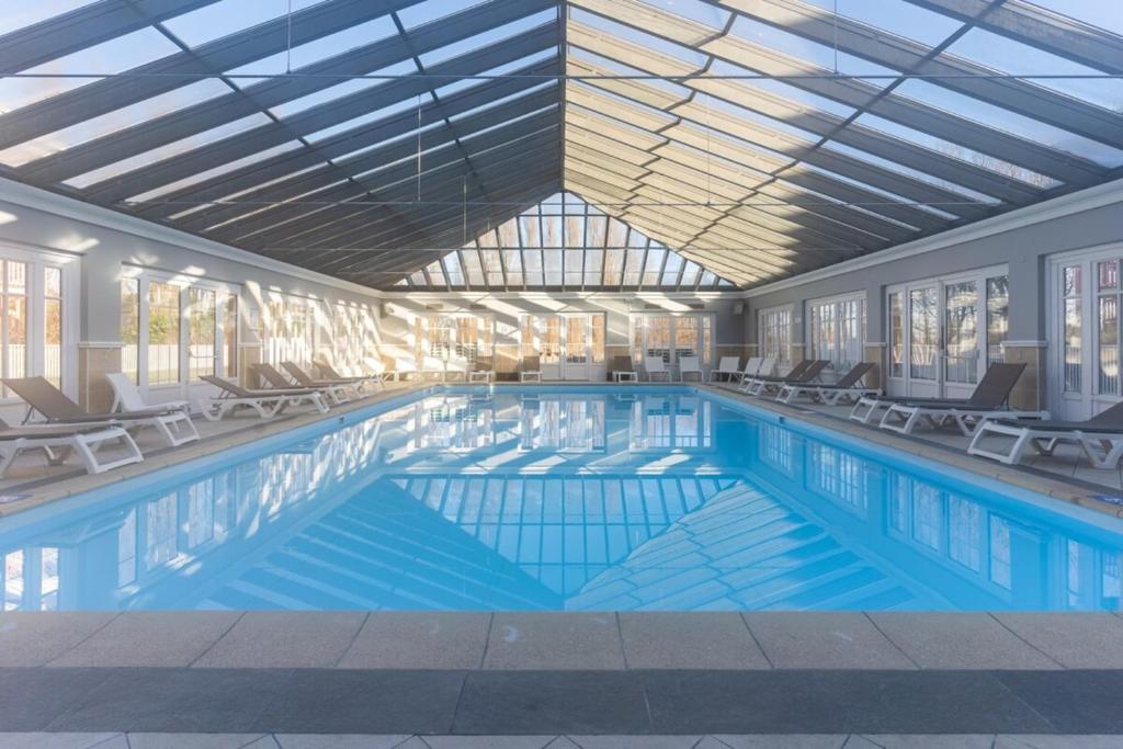 6-person flat with swimming pool tennis court and free park 217