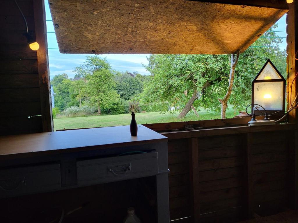 A la salle de jeux et son jardin autour de la cabane verte