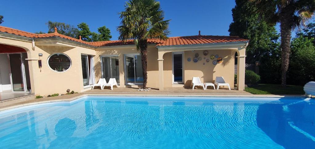 Gite calme #2 ou 3 pers #Piscine #Cholet #Wifi haut débit #Travailleurs Thalès Lacroix et autres entreprises #Petits déjeuners et repas possibles sur demande