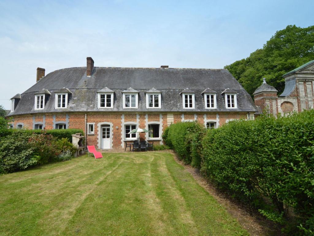 Holiday home in a historic building near Montreuil