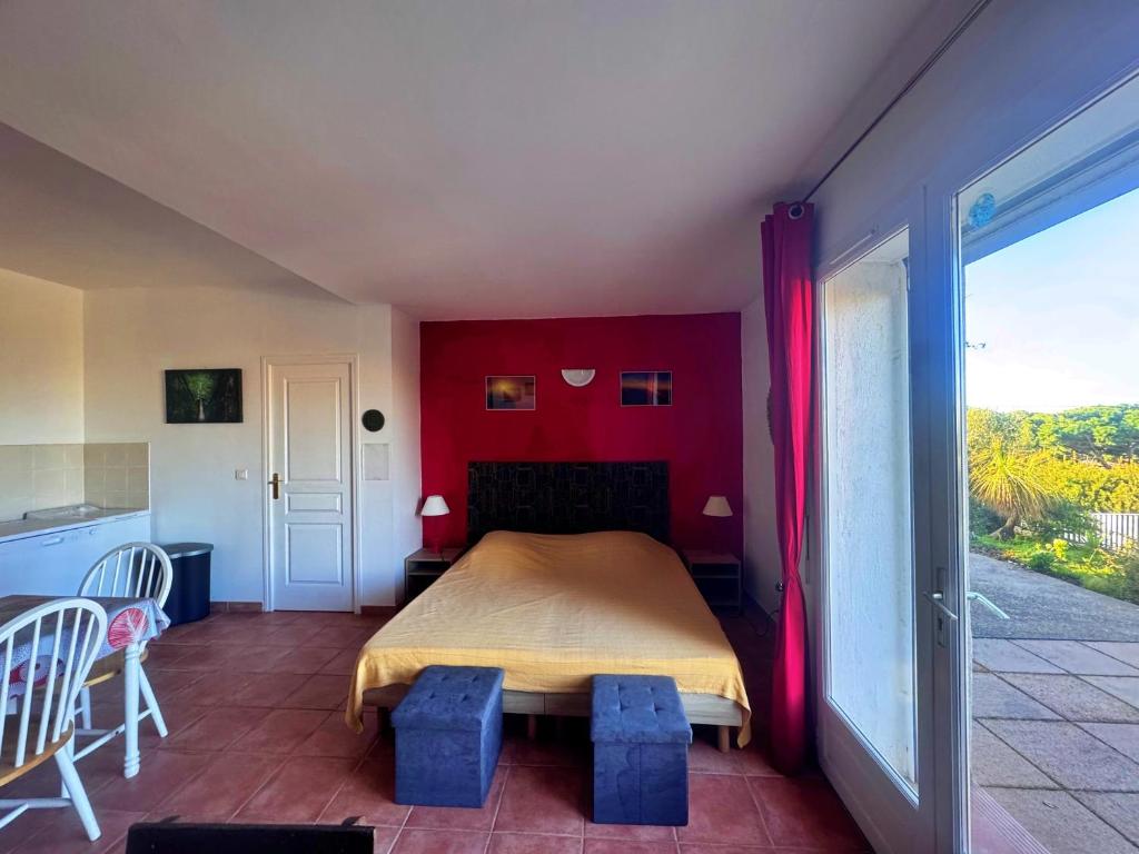 Agréable 2 pièces dans villa avec piscine