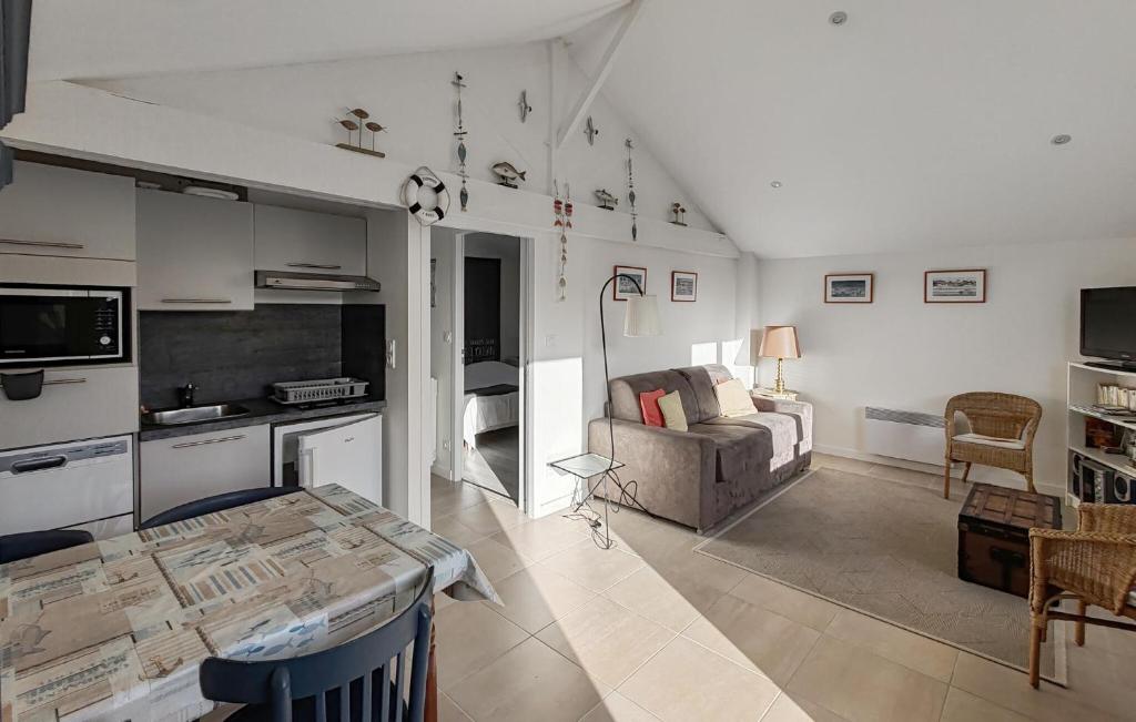 Amazing Home In La Gueriniere With Wifi