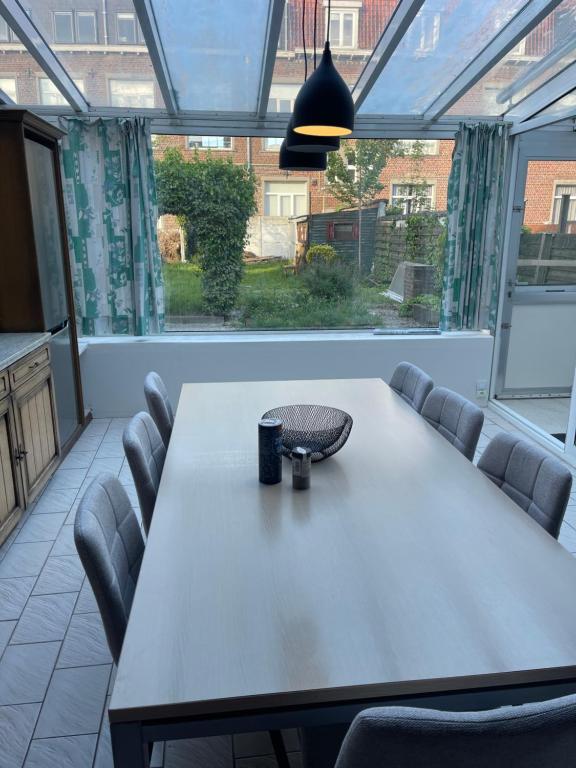 Luxe Stay Large Apartment with Garden and Garage in the center of Moorsele