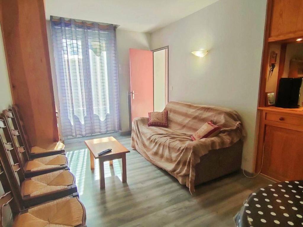 Appartement Centre-Ville 4/6 Pers, 3e Étage, Cuisine Équipée, Parking Gratuit, Linge en Supplément - FR-1-234-228
