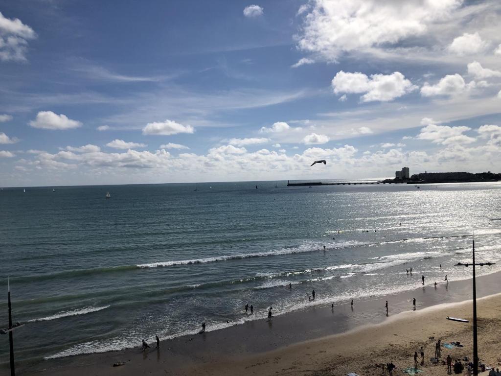 Appartement T2 refait à neuf avec balcon face mer et ascenseur, au cœur des Sables-d'Olonne - FR-1-485-70
