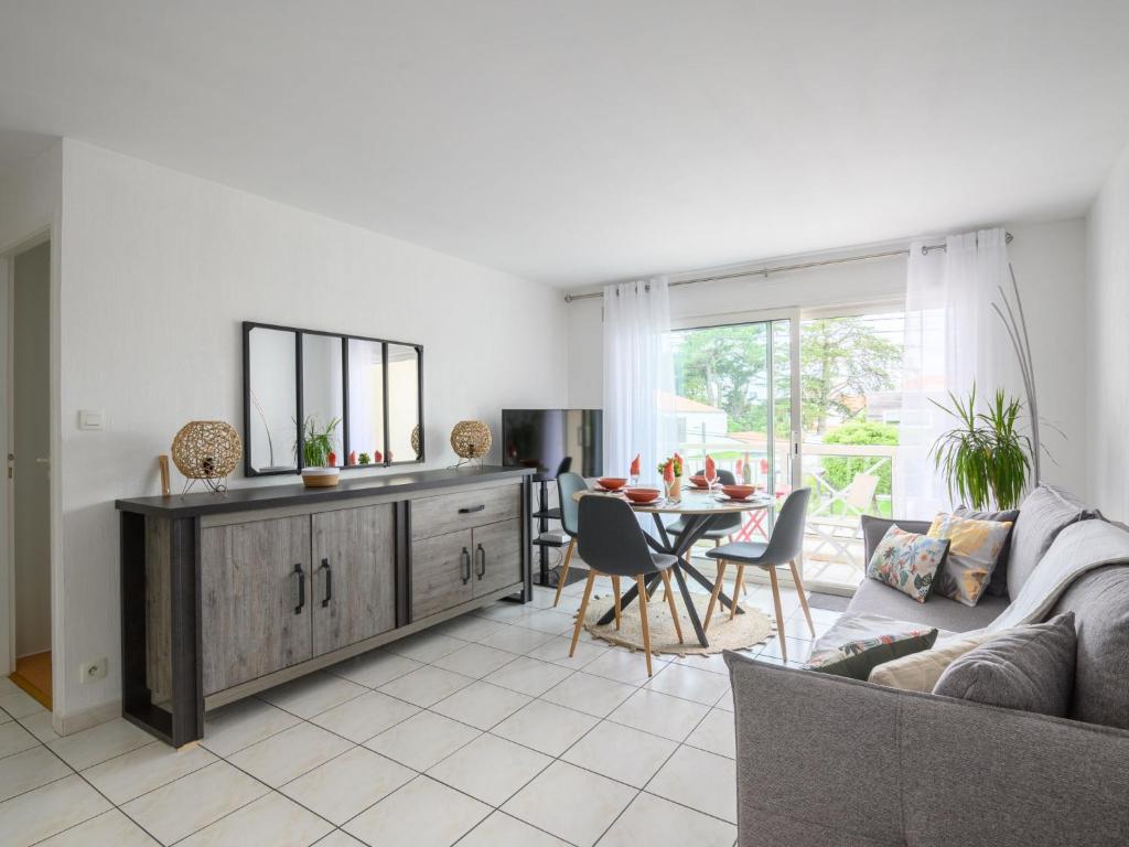 Apartment Bosquets 2 pièces balcon by Interhome