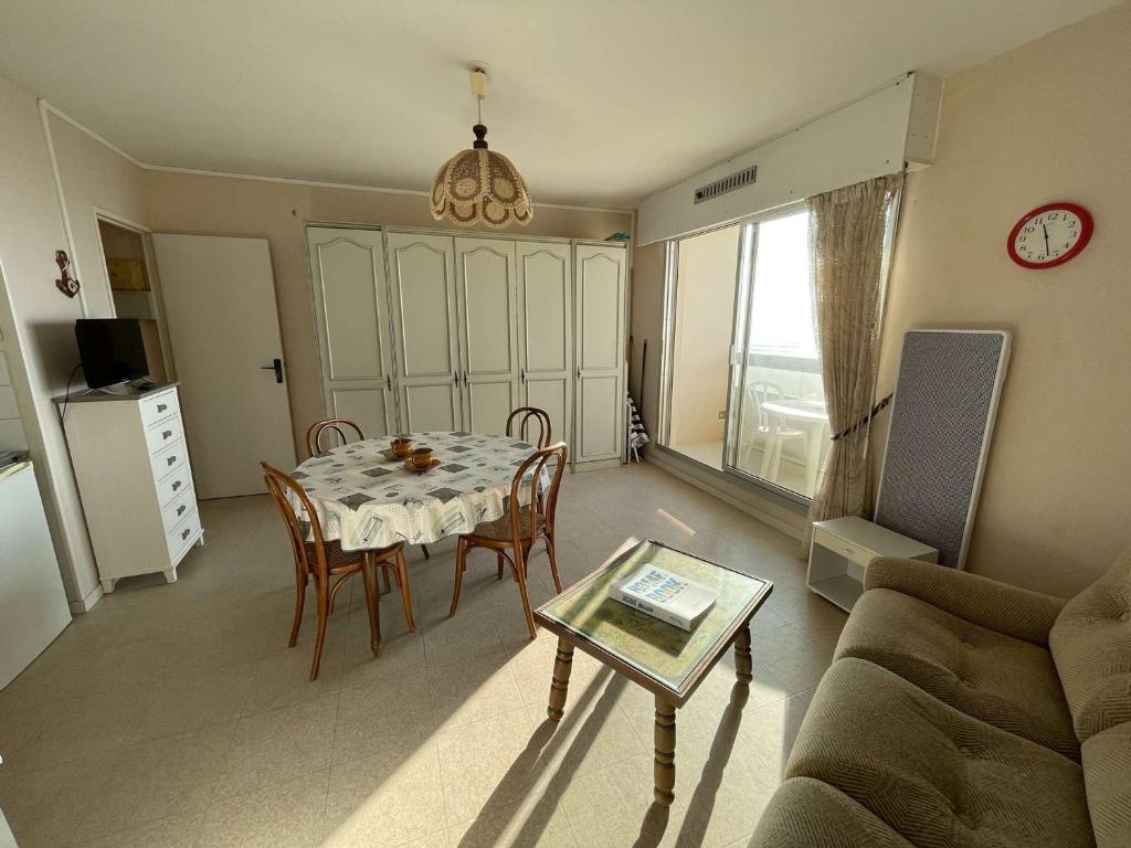 Studio 2 pers, balcon, parking, plage à 200m - FR-1-224C-442