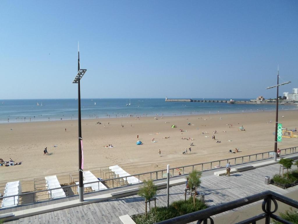 Appartement T4 face mer, proche commerces, 2 balcons, cuisine équipée, 2ème étage sans ascenseur - FR-1-197-271