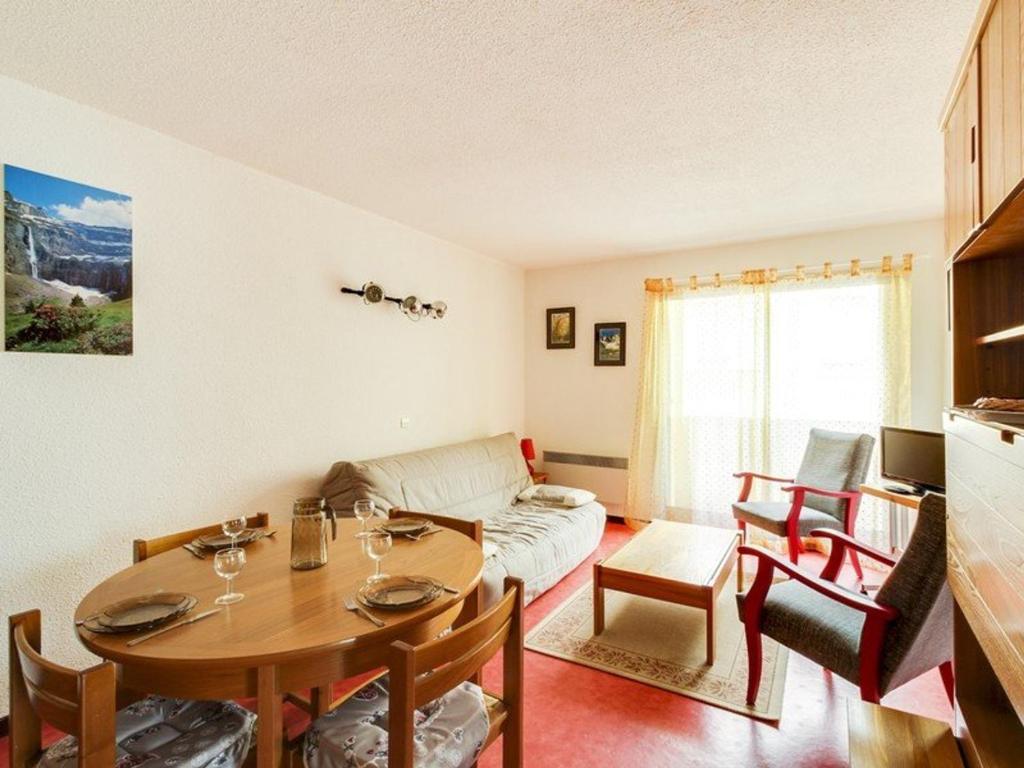 Appartement T2 avec balcon, parking privé, proche du centre et des remontées mécaniques - FR-1-401-92