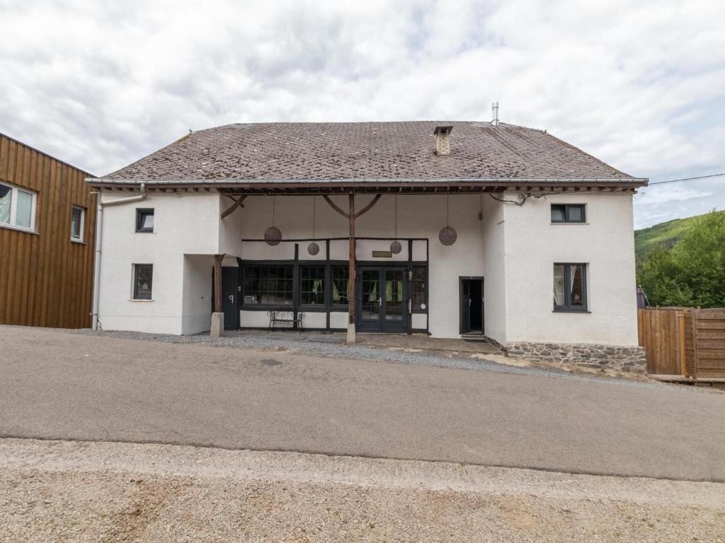 Farmhouse by Lake Coo with Jacuzzi