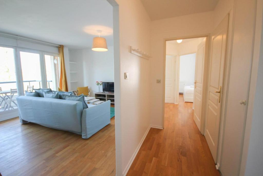 Apartment in residence with balcony and parking