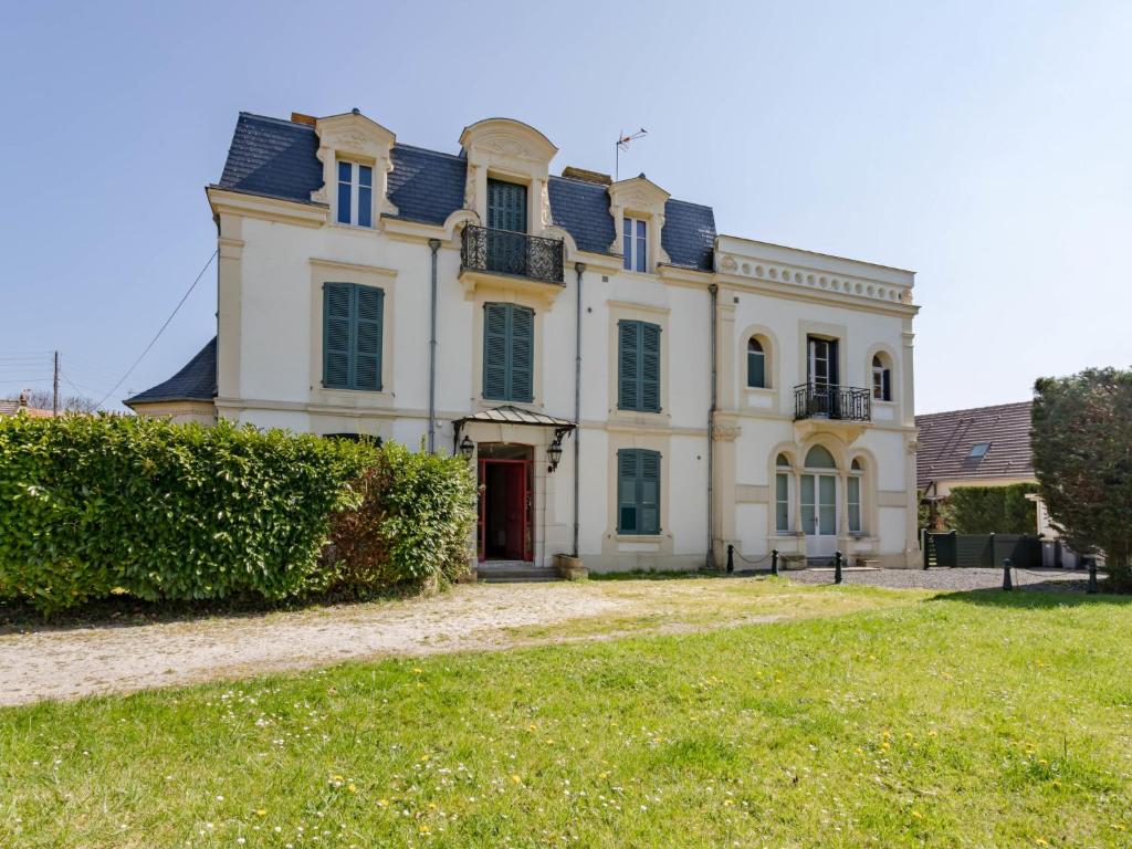 Apartment Les Jardins de Cabourg by Interhome