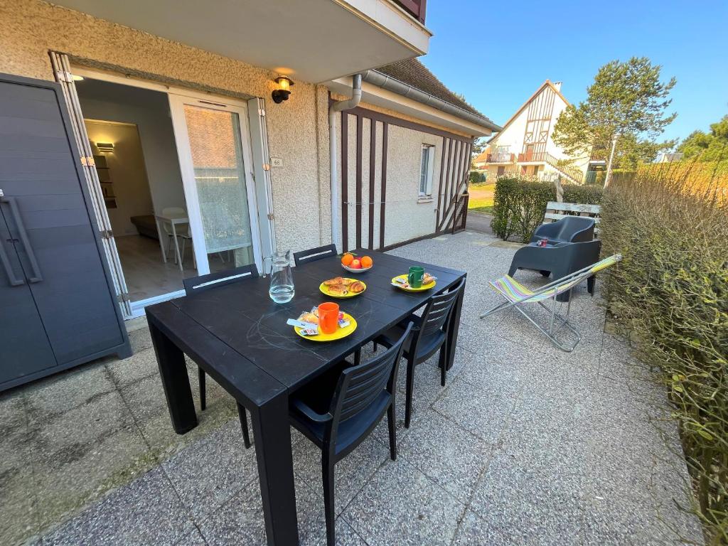 Petite cour privée - à 2 minutes à pied de la plage