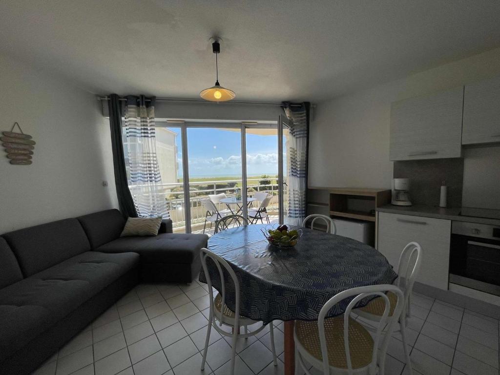 Appartement 3 pièces avec balcon, piscine et parking à proximité de la mer - 6 couchages - FR-1-224C-188